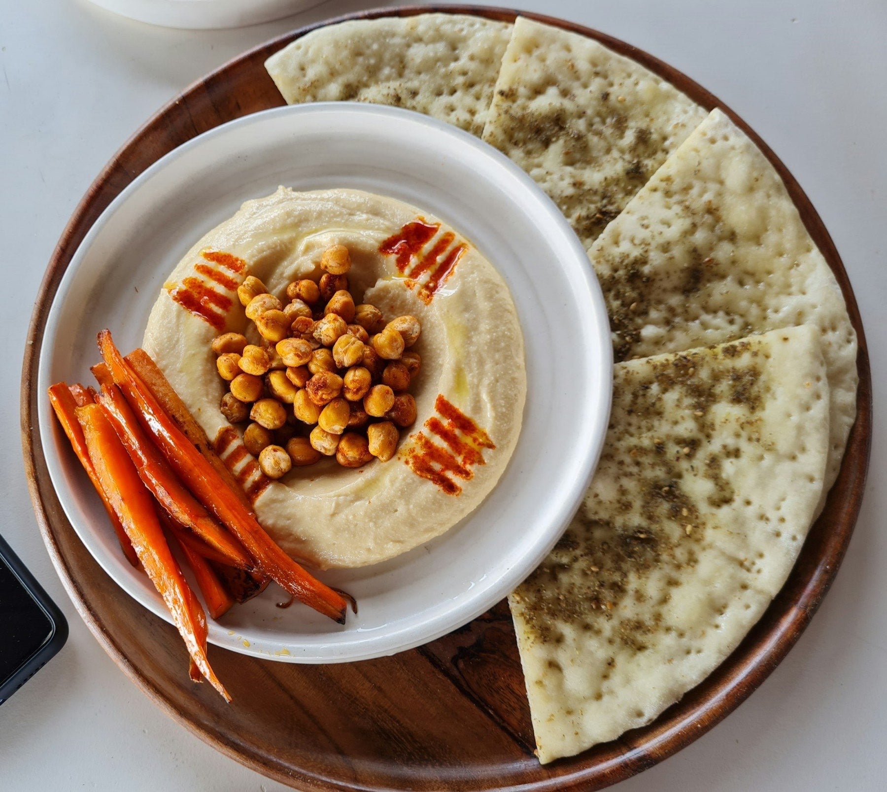 Houmous avec huile d’olive et pain plat