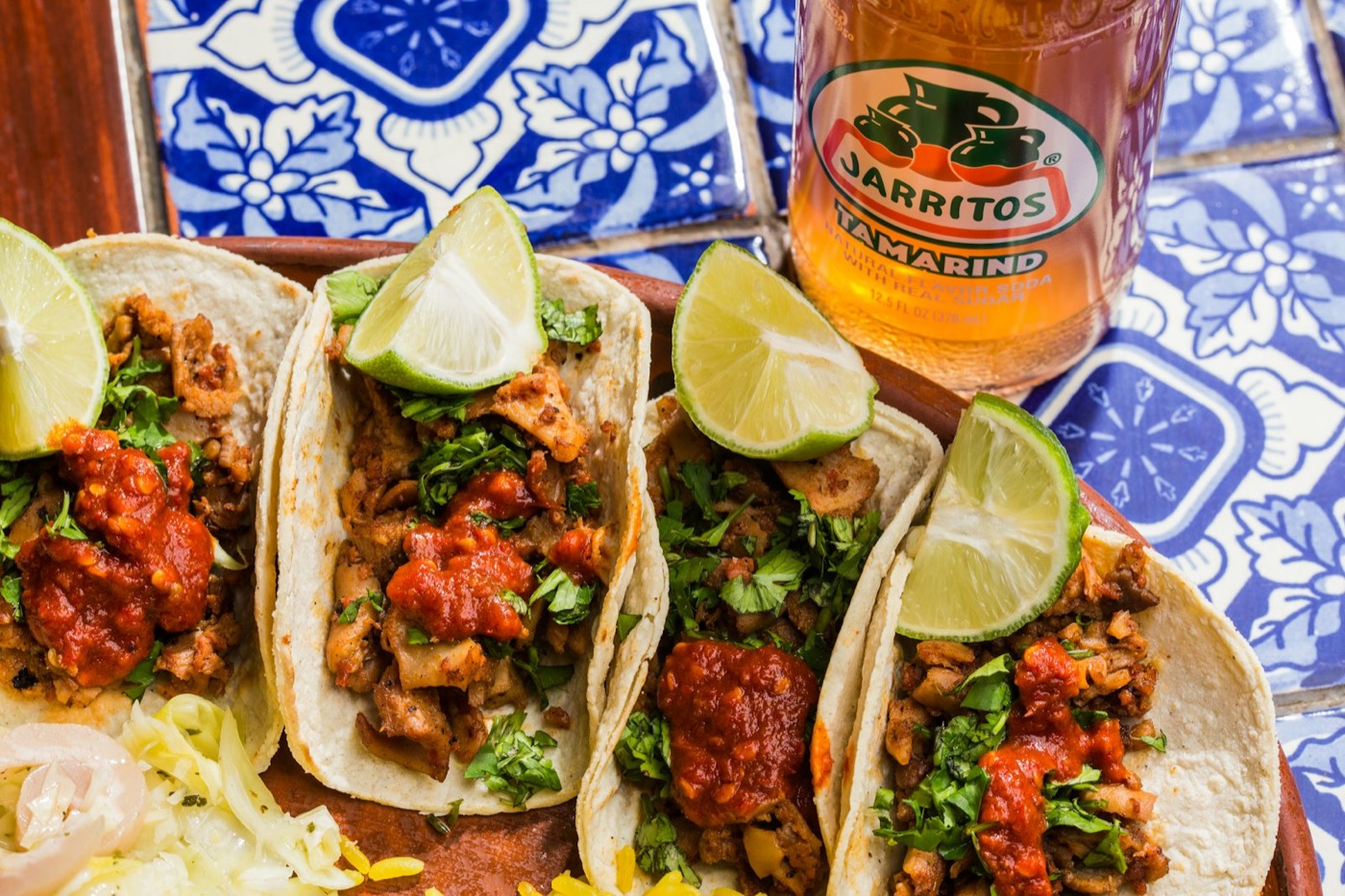 Tacos et quartiers de citron vert sur une assiette