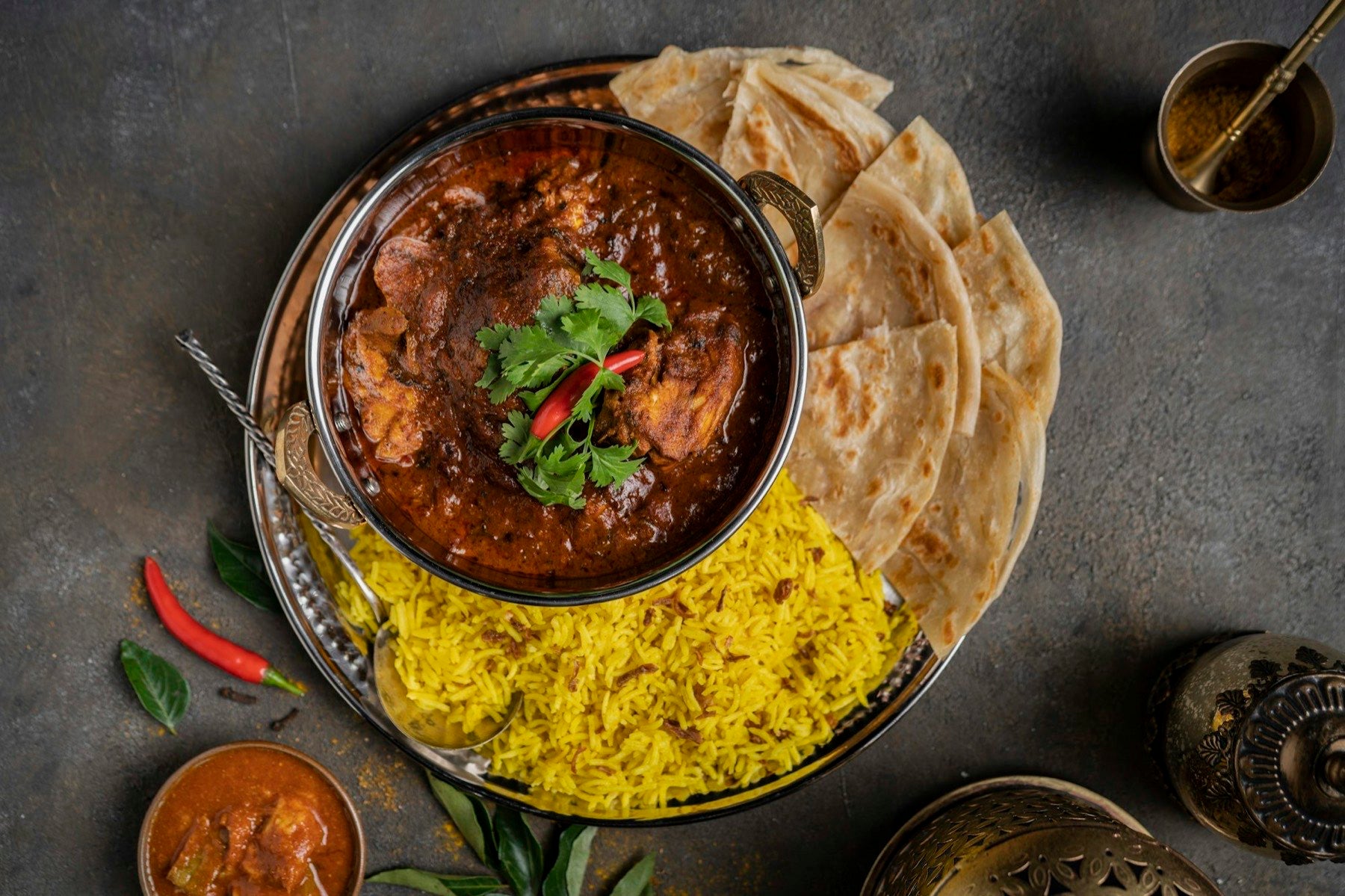 Curry with rice and flatbread