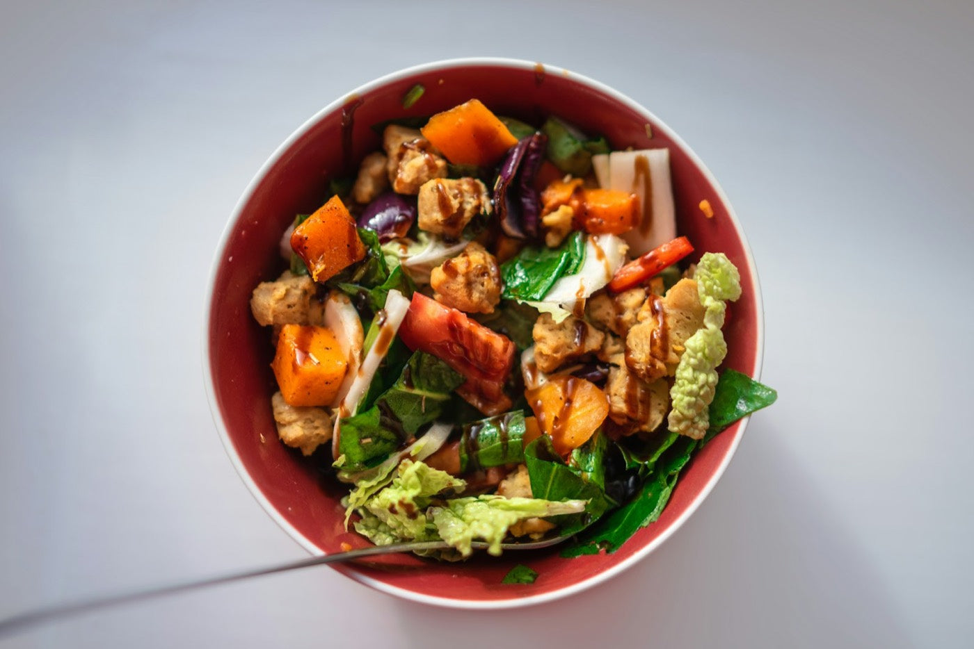 Bol de poulet en marinade avec des légumes