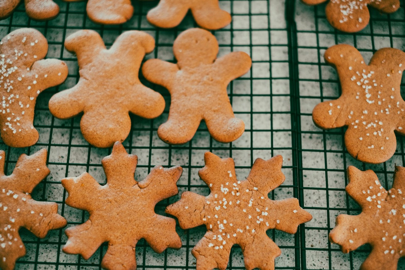 Lebkuchen, die auf einem Gitter auskühlen