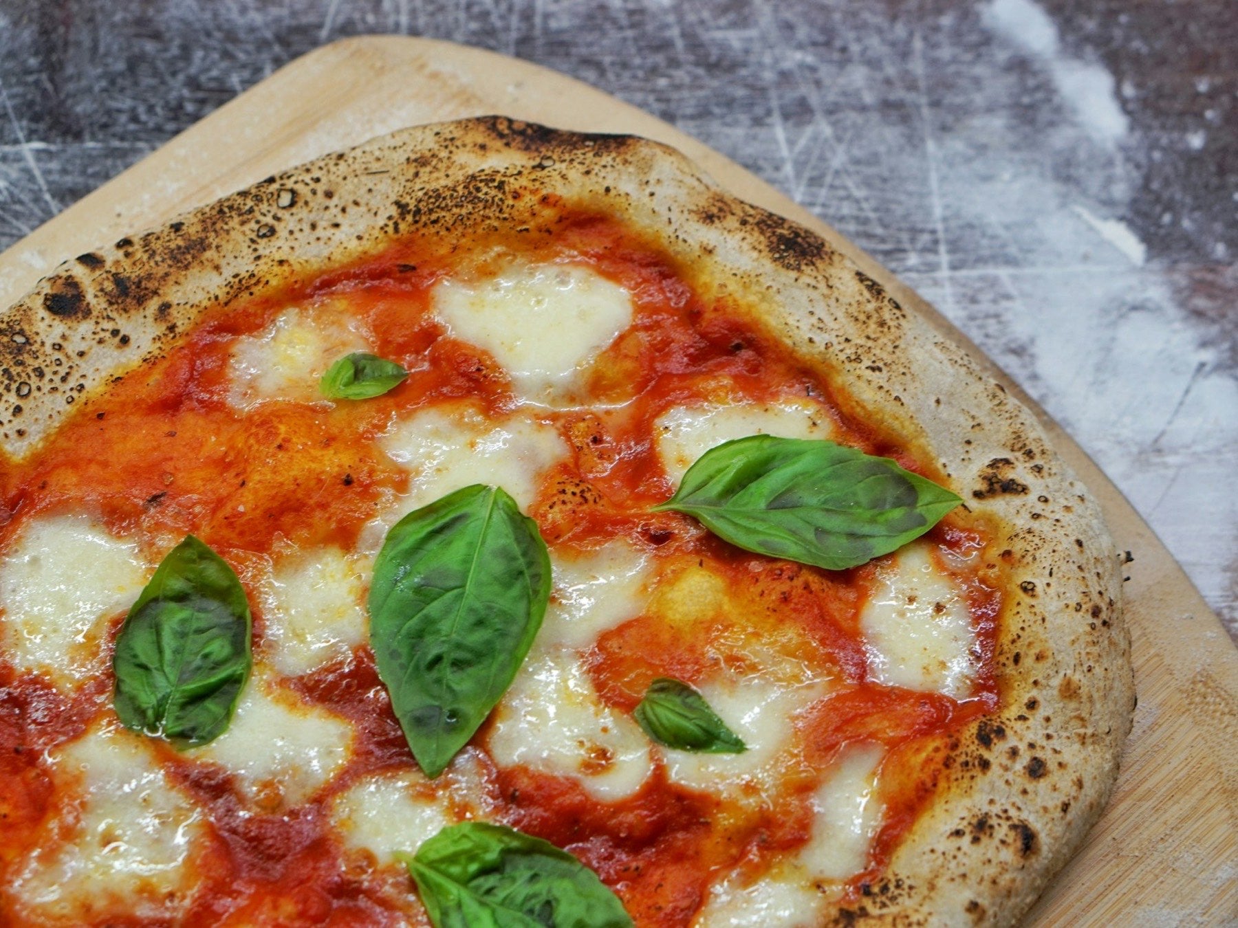 Pizza Margherita sortant du four